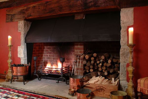 Firebasket with ‘winejug’ andirons. (2002)